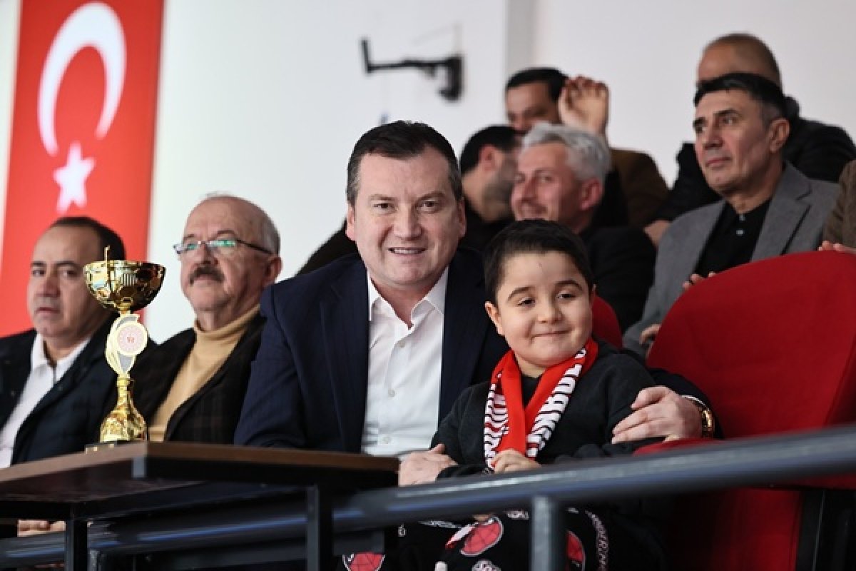 Başkan Balcıoğlu, Berat için düzenlenen voleybol maçına katıldı